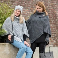 Knit Factory Nicky Gebreide Dames Poncho - Jeans - One Size - Met Opstaande Kraag -Dameskleding Verkoop 550x550 49