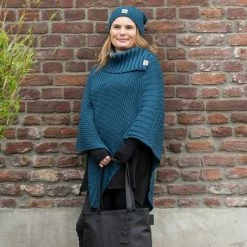 Knit Factory Nicky Gebreide Dames Poncho - Jeans - One Size - Met Opstaande Kraag -Dameskleding Verkoop 550x550 51