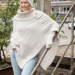 Knit Factory Nicky Gebreide Dames Poncho - Jeans - One Size - Met Opstaande Kraag -Dameskleding Verkoop 550x824 103
